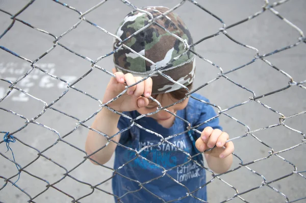 Parmaklıklar arkasında çocuk — Stok fotoğraf