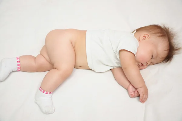 Söt baby sover. full höjd. — Stockfoto