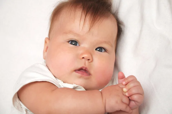 Baby op zoek ernstige. leuk en schattig — Stockfoto