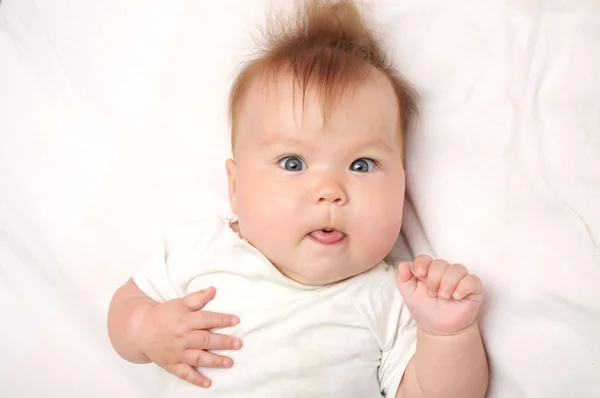 Baby kijken met tong uitsteekt. leuk en schattig. — Stockfoto