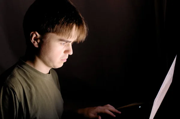 adam gece bilgisayar