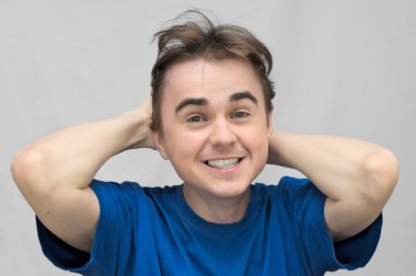 gülümseyen adam başını tutar