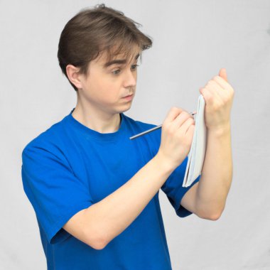 Öğrenci görev çözer