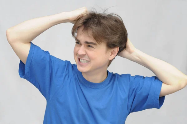 Hombre blanco rasgando su cabello — Foto de Stock