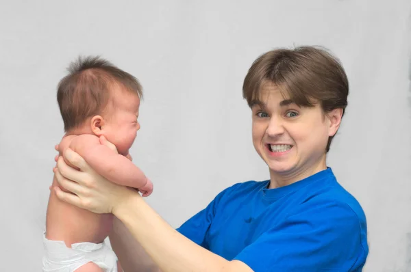 Daddy holds crying baby — Stock Photo, Image