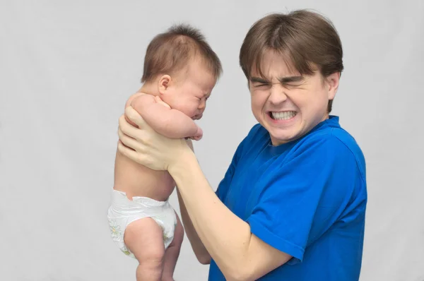 Baba tarafından Ağlayan bebek şok