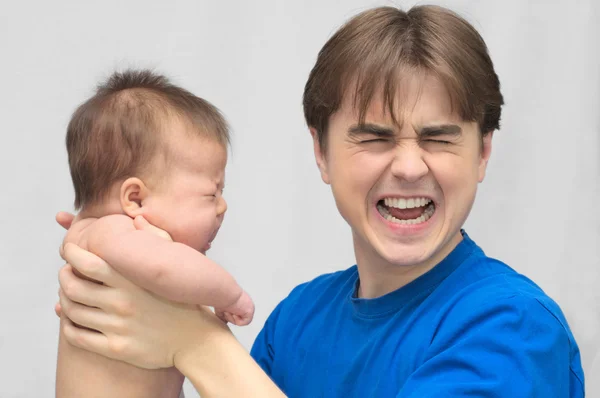Vader en baby schreeuwen samen — Stockfoto