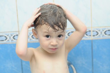 çocuğun başını yıkar