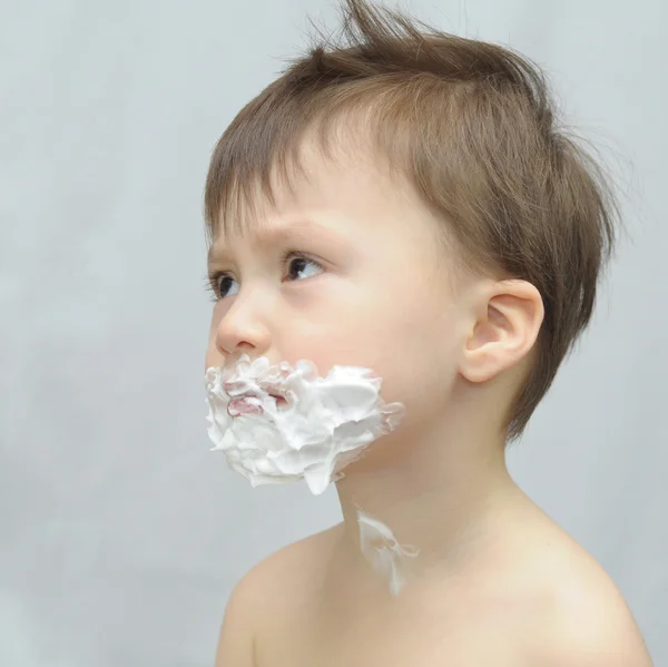 Jongen in scheerschuim — Stockfoto