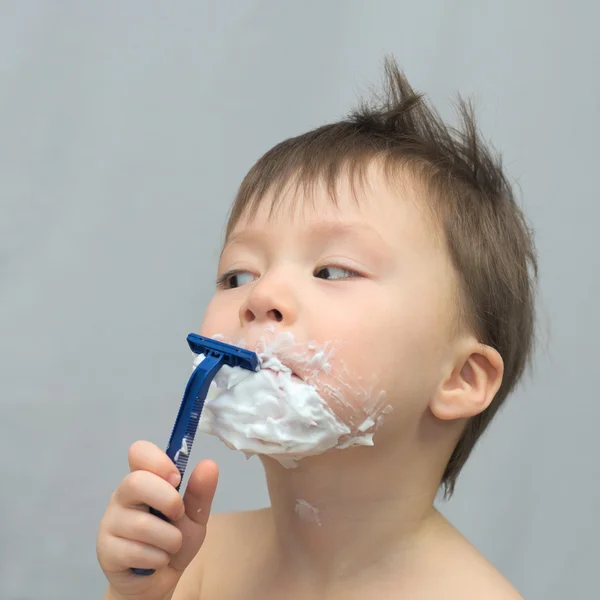 Blanco caucásico niño pequeño afeitándose la barba — Foto de Stock