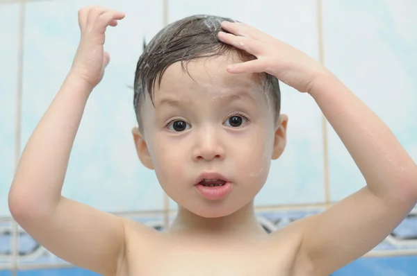 Мальчик моет голову. — стоковое фото
