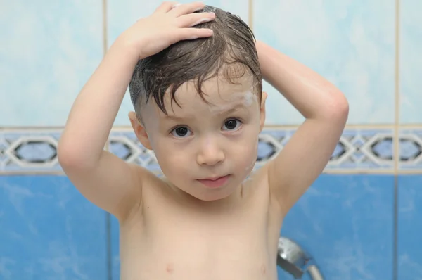 Jongen wast zijn hoofd — Stockfoto