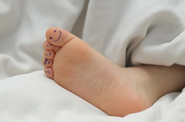 Niños pie con sonrisas en los dedos — Foto de Stock