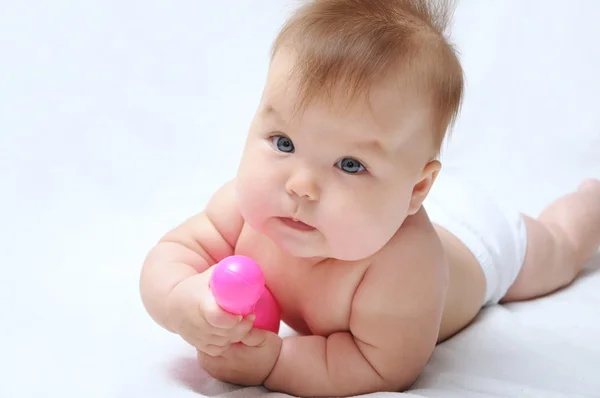 Baby spela och hålla kägla för bowling — Stockfoto