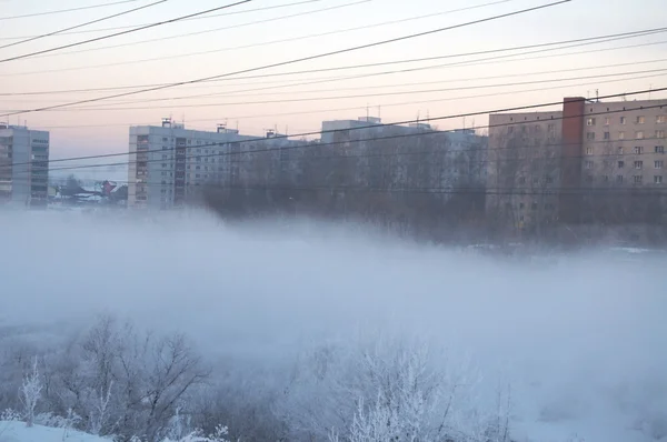 Ciudad de invierno en la neblina — Foto de Stock