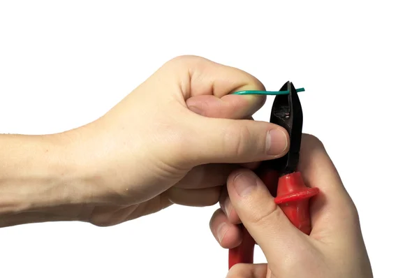Engeneer manos de corte de alambre con cortador —  Fotos de Stock