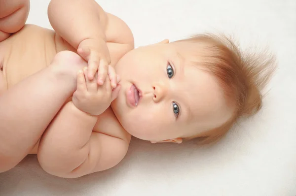 Baby gazdaságban saját nyomában — Stock Fotó