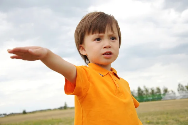 Niño con una mano arriba —  Fotos de Stock