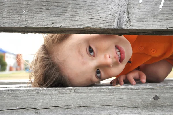 Pojke spela spelet "kurragömma" — Stockfoto