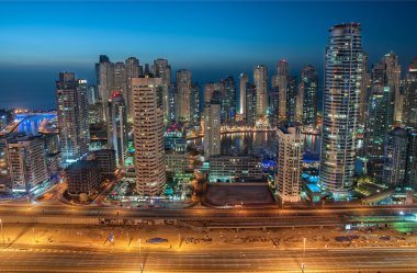 Dubai Yat Limanı geceleri. Marina mavi saat çatıdan alınan en yüksek binalar. Işıklar şehri. Dubai, Birleşik Arap Emirlikleri