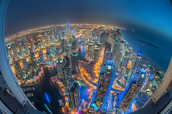Dubai Marina in der Nacht. Die höchsten Gebäude des Yachthafens zur blauen Stunde von einem Dach aus. Stadt der Lichter. dubai, vereinigte arabische emirate — Stockfoto