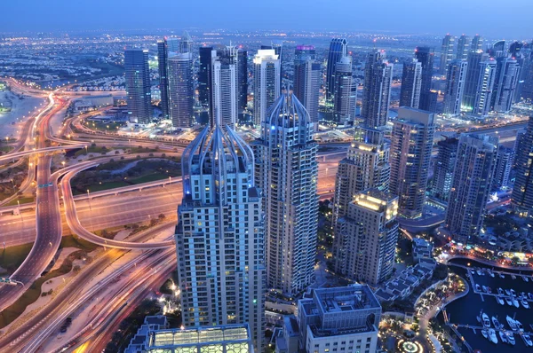 Dubai Marina di Malam hari. Bangunan tertinggi Marina di Blue Hour diambil dari atap gedung. Kota cahaya. Dubai, Uni Emirat Arab — Stok Foto