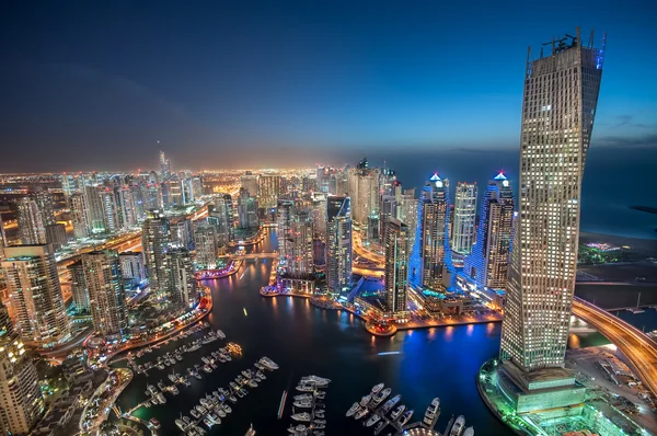 Dubai marina éjjel. legmagasabb épülete Marina kék óra vett egy tetőtéri. a város fényei. Dubai, Egyesült arab Emírségek — Stock Fotó