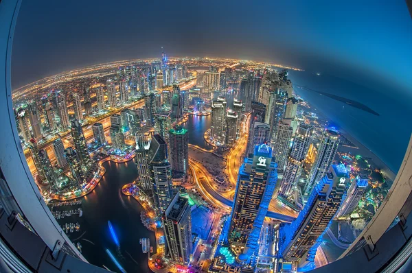 Дубай Марина на ніч. найвищих будівель Марина на синій годину, взяті з даху. Місто вогнів. Dubai, Об'єднані Арабські Емірати Стокове Зображення