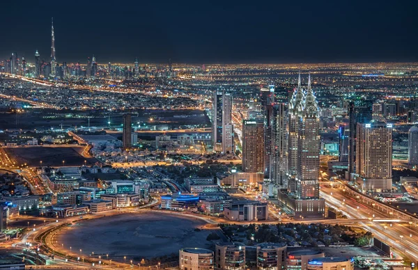 Бізнес виконавчої вежі і Бурдж Халіфа, видно з Дубаї Марина синя годину. Стокова Картинка