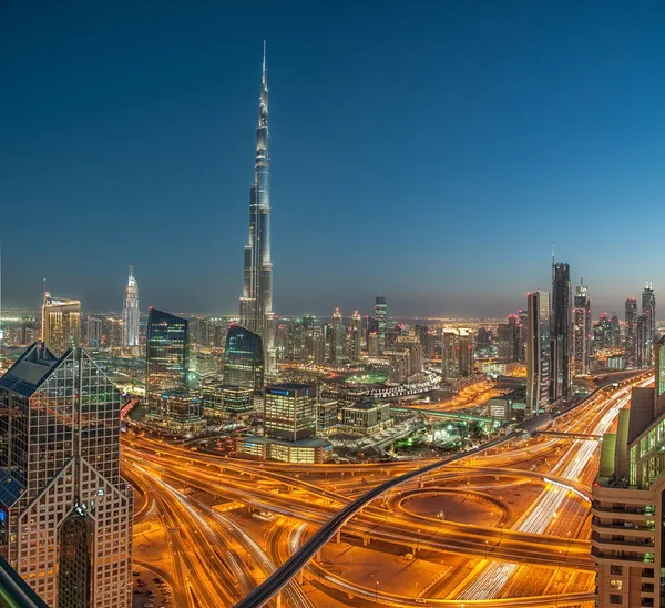 Burj khalifa uitwisseling, hoogste gebouw ter wereld gezien vanaf sheikh zayed road, dubai, Verenigde Arabische Emiraten — Stockfoto