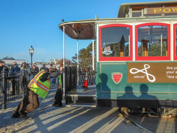 Mașină de cablu în San Francisco — Fotografie, imagine de stoc