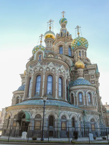 サンクト ・ ペテルブルクでこぼれた血の上の教会 — ストック写真
