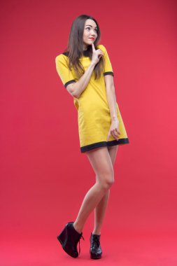 kırmızı bir arka plan üzerinde duran kadın