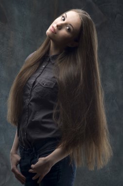 koyu arka plan üzerinde kadın yarım uzunluk