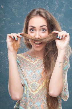 mavi arka plan üzerinde duran kadın