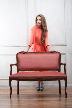 pembe elbiseli kadın