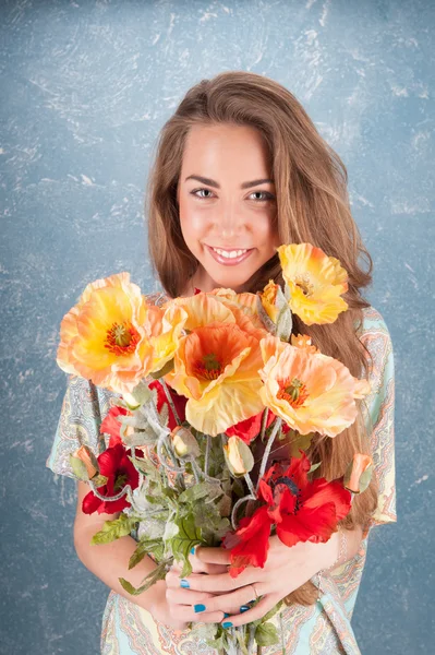 Woman standing on blue background — Stock Photo, Image