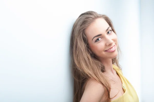 Portrait of woman standing on blue background — Stock Photo, Image