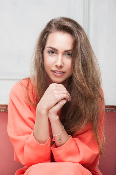 Mujer en un vestido rosa — Foto de Stock