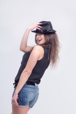 Beyaz arka plan üzerinde duran kadın