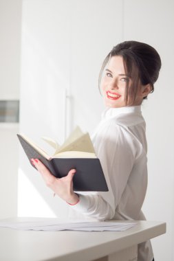 Beyaz arka planda kadın Yöneticisi portresi