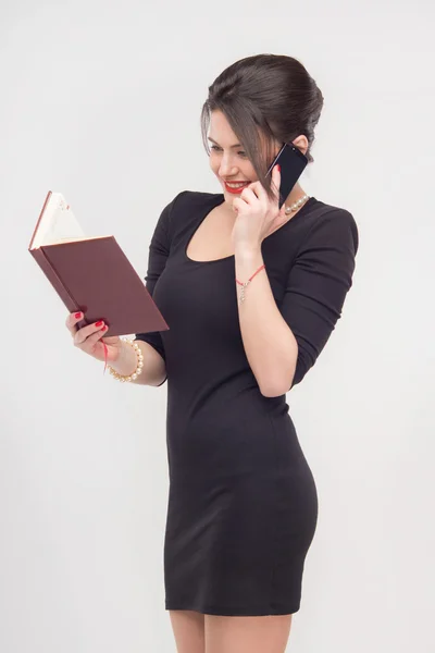 Bella donna d'affari in piedi con libro — Foto Stock