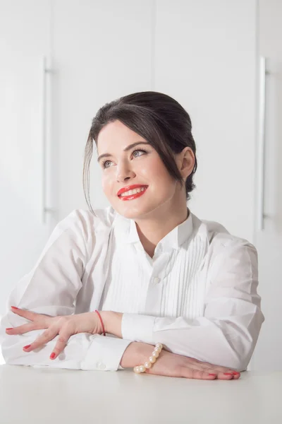 Портрет жінки-менеджера на білому тлі — стокове фото