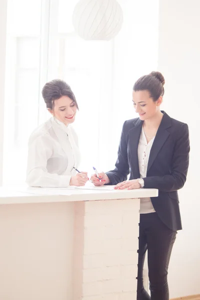 Vrouwen in office — Stockfoto