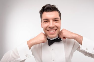 Genç Beyaz Siyah saçlı adamı bağla