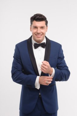 Takım elbiseli genç adam.