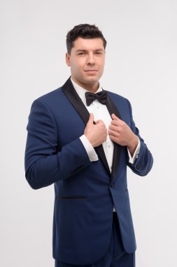 Takım elbiseli genç adam.