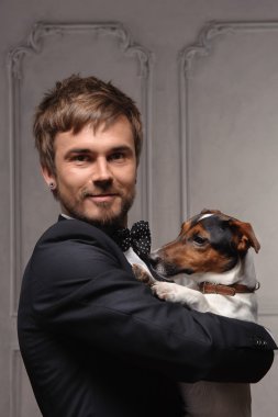 Köpeği olan genç bir adam.