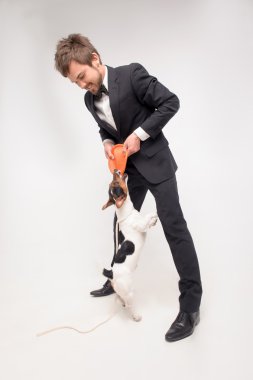 Köpeği sahibiyle izole portresi