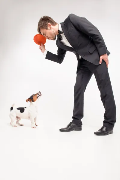Изолированный портрет владельца со своей собакой — стоковое фото